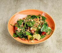 Овощной салат со шпинатом и кахетинским маслом