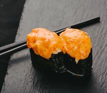 Запеченный гункан с лососем