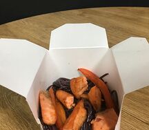 Черная лапша с лососем