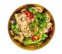 Сплетни с ореховым цыпленком и брокколи
