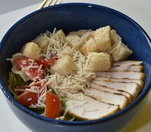 Салат Цезарь с курицей