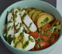 Теплый салат с курицей и яйцом