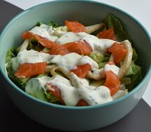 Салат с лососем и сливочным соусом