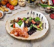 Салат с вяленой индейкой и сливочным сыром