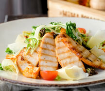 Салат с курицей и пармезаном