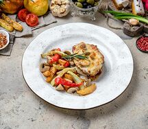 Лангет из свинины с грибным соусом и жареным картофелем