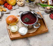 Борщ с пампушкой и чесночным соусом