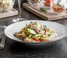 Салат теплый с говядиной