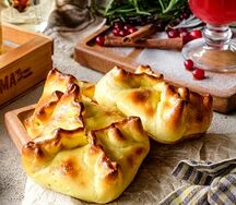 Пирожок с картофелем и жареным луком