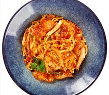 Вок с пшеничной лапшой и курицей Кимчи