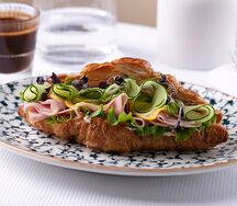 Круассан с ветчиной и сыром