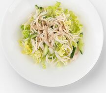Салат с курицей и кунжутным соусом