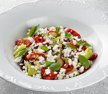 Греческий салат с нутом и фетой