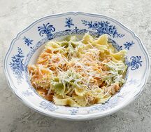 Паста бантики с курицей и сыром