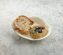 Куриный паштет с тартином и вареньем