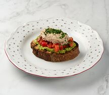 Брускетта с тунцом и гуакамоле