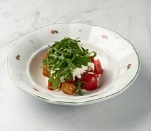 Салат с баклажаном и страчателлой