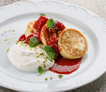 Сырники со сметаной и клубничным вареньем