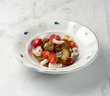 Тёплый салат с кальмаром и картофелем