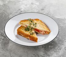 Тёплый сэндвич с ветчиной и сыром