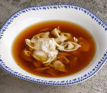 Аньолини с бульоном и пармезаном