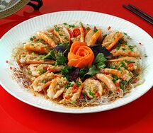 60 Креветки на пару со стеклянной лапшой и чесноком