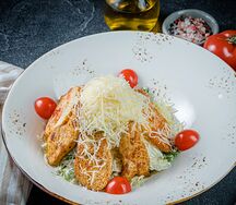 Теплый салат Цезарь с курицей