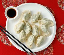 Китайские пельмени с креветкой, черемшой и яйцом