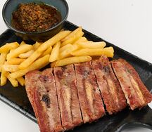 Свиные ребра с картофелем фри