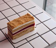 Пирожное Медовик с малиной