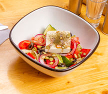 Салат овощной с сыром фета