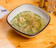 Куриный бульон с яйцом и зеленью