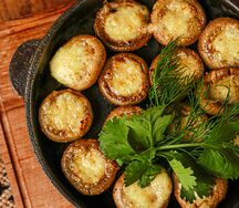 Запеченные шампиньоны с домашним сыром