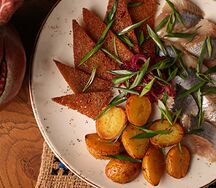 Селедочка с картофелем и маринованным луком