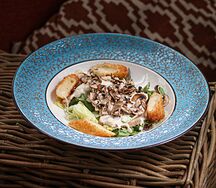 С цыпленком, грибными чипсами и жареным сыром