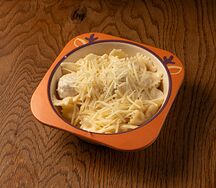 Макарошки-бантики в сливочном соусе с куриными фрикадельками