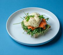 Яйцо Бенедикт с лососем и авокадо