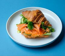 Круассан с лососем и авокадо