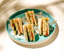 Клаб-сэндвич с лососем и авокадо