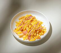 Картофель фри с беконом и сырным соусом