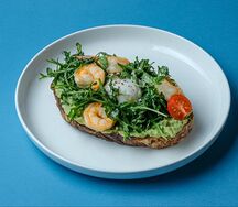 Авокадо-тост с томатами и яйцом пашот на цельнозерновом хлебе