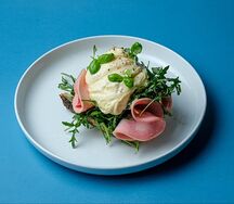 Яйцо Бенедикт с мортаделлой и трюфелем