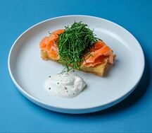 Картофельный гратен с яйцом пашот и лососем