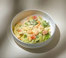 Салат Цезарь с креветками попкорн