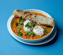 Яйцо пашот с соусом карри, роти и печеной тыквой