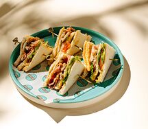 Клаб-сэндвич с куриным филе и беконом