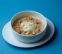 Овсяная каша с пряностями, карамелизированным фундуком и баварским кремом