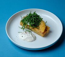 Картофельный гратен с яйцом-пашот и щучьей икрой