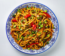 Жареная лапша с овощами