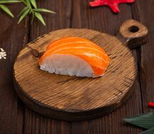 Суши с лососем